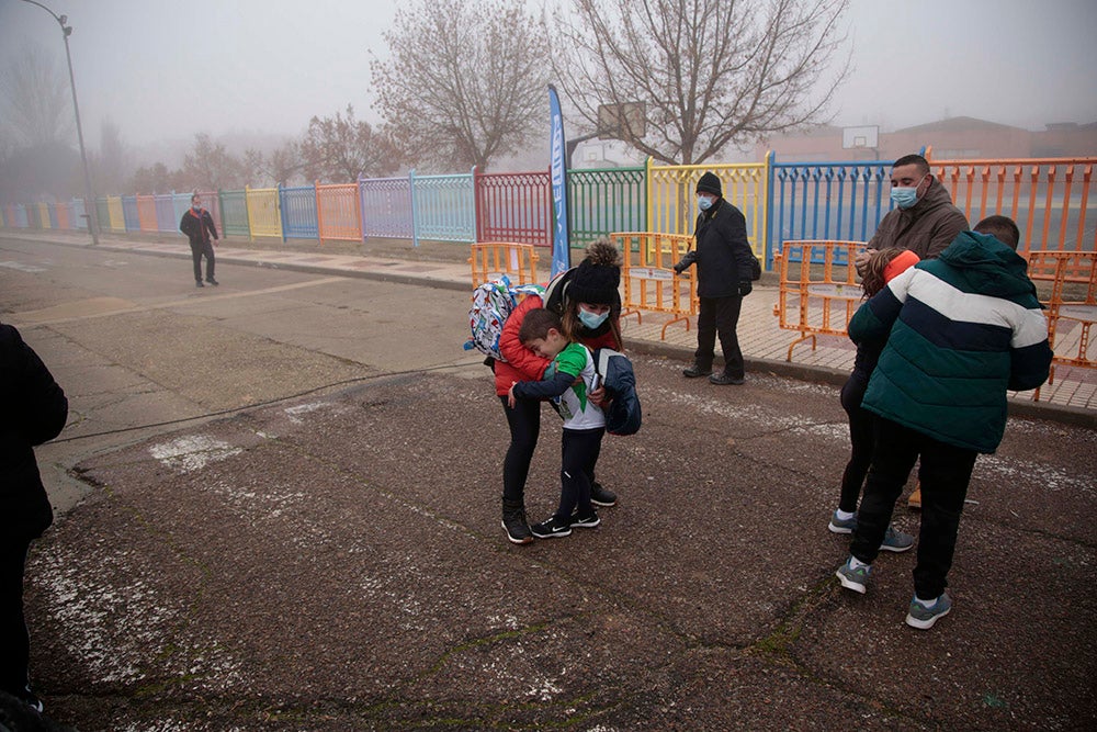 Carbajosa de la Sagrada corre bajo la niebla con sus "Kilómetros Solidarios"