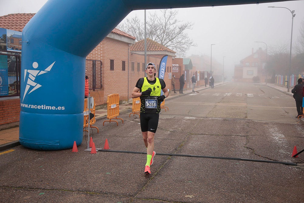 Carbajosa de la Sagrada corre bajo la niebla con sus "Kilómetros Solidarios"