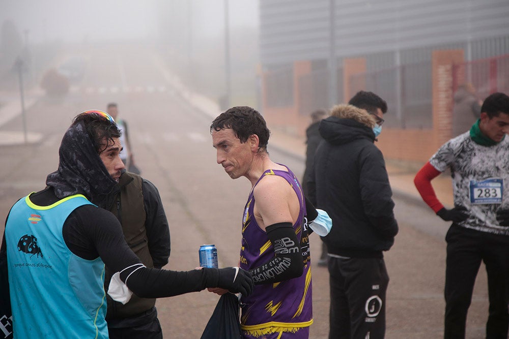 Carbajosa de la Sagrada corre bajo la niebla con sus "Kilómetros Solidarios"
