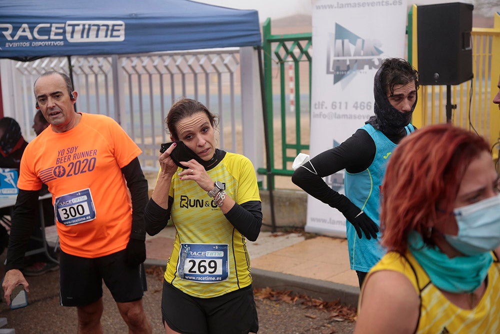 Carbajosa de la Sagrada corre bajo la niebla con sus "Kilómetros Solidarios"