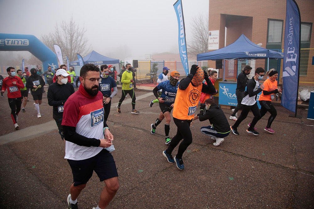 Carbajosa de la Sagrada corre bajo la niebla con sus "Kilómetros Solidarios"