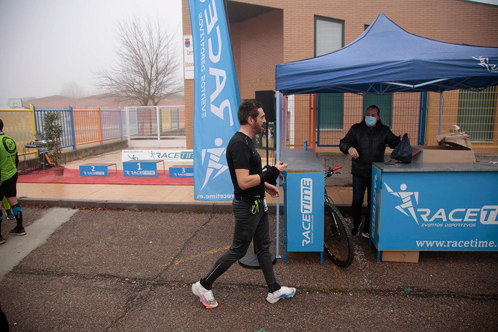 Carbajosa de la Sagrada corre bajo la niebla con sus "Kilómetros Solidarios"