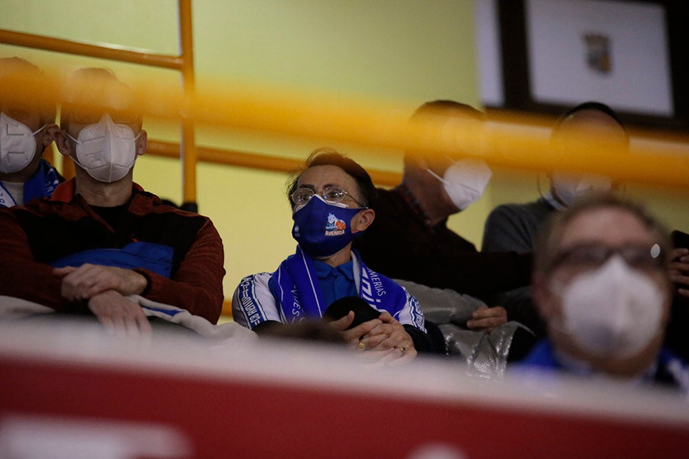 El CB Avenida tira de manual para seguir en lo más alto (75-49)