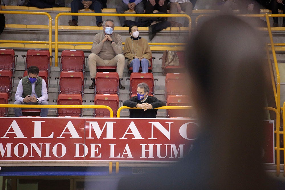 El CB Avenida tira de manual para seguir en lo más alto (75-49)