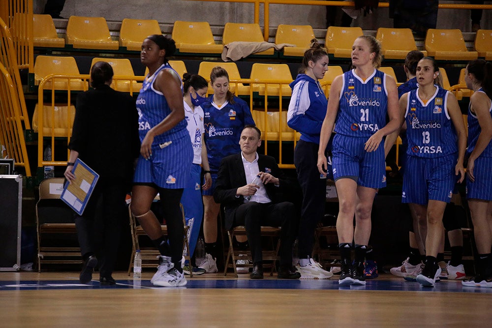 El CB Avenida tira de manual para seguir en lo más alto (75-49)