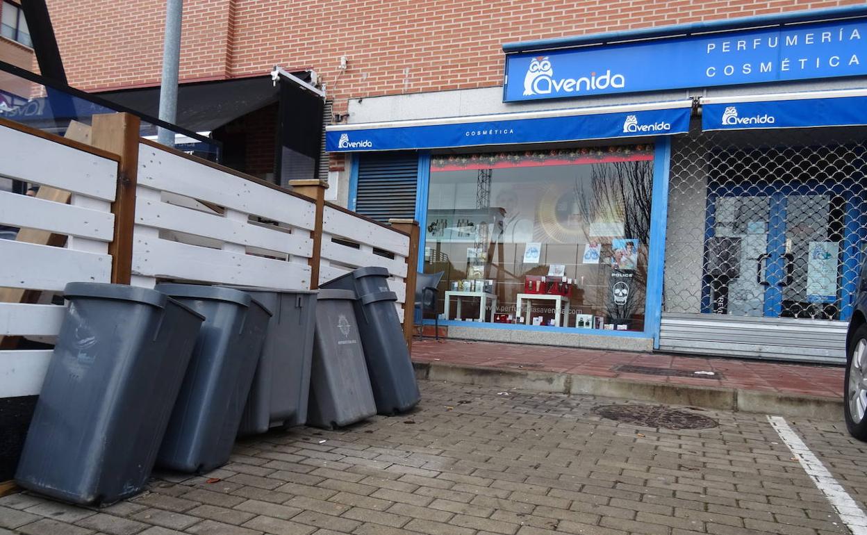 Las papeleras utilizadas por los ladrones en el asalto a la perfumería Avenida de Laguna. 