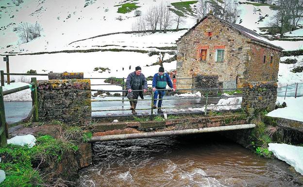 Imagen principal - Aislados, pero menos. Ismael y Norino vigilan el caudal del río, entre cumbres donde se enreda el invierno. Lisardo cuelga los chorizos de los varales en Villafeliz. A la derecha, Josefa, la última maestra de escuela de San Emiliano. 