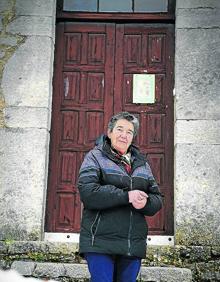 Imagen secundaria 2 - Aislados, pero menos. Ismael y Norino vigilan el caudal del río, entre cumbres donde se enreda el invierno. Lisardo cuelga los chorizos de los varales en Villafeliz. A la derecha, Josefa, la última maestra de escuela de San Emiliano. 