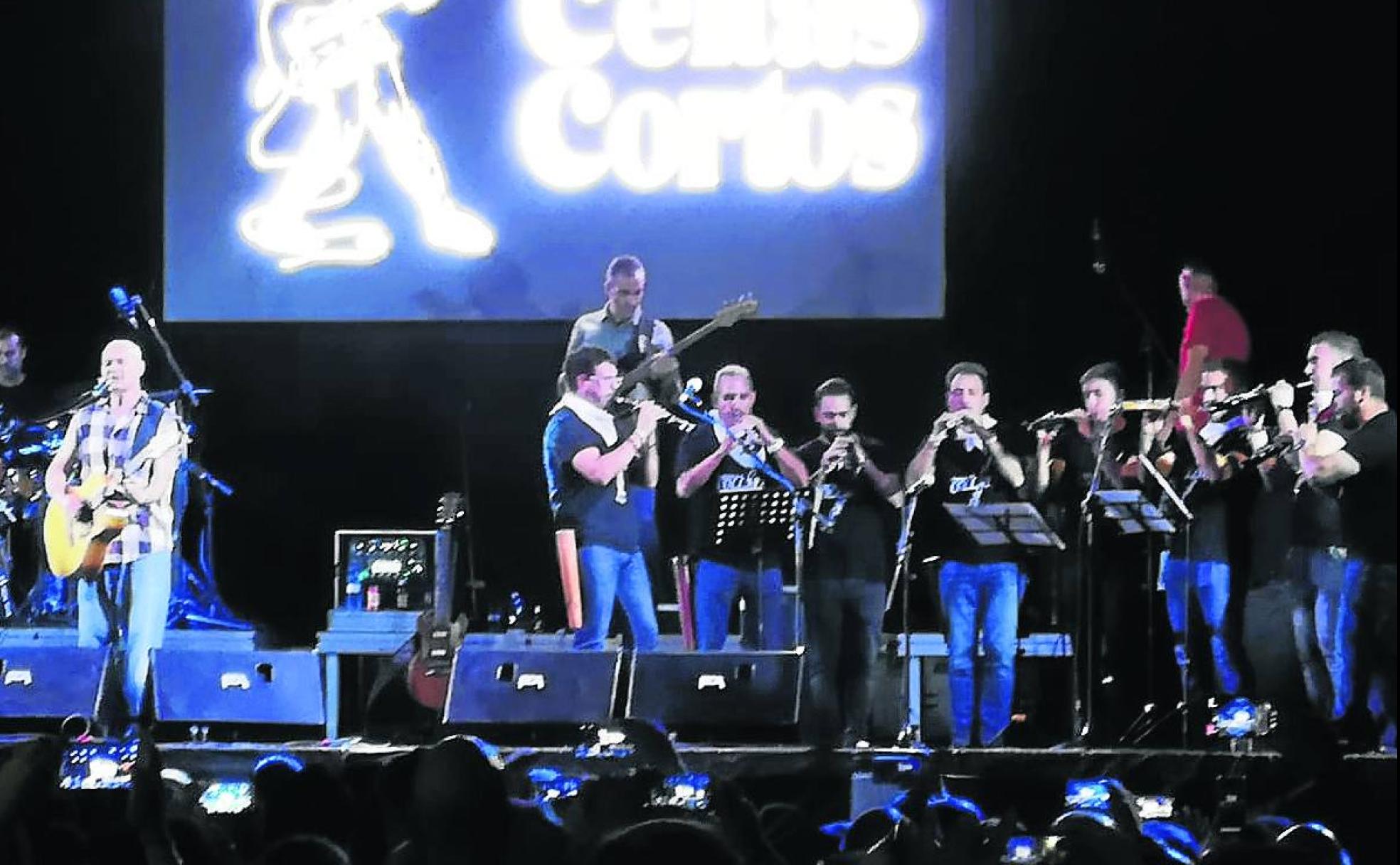 Miembros de la escuela Collara en una actuación de Celtas Cortos. 