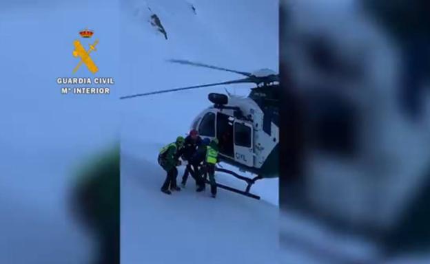 La Guardia Civil rescata al herido en helicóptero.