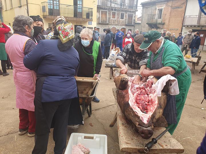 Los vecinos de El Maíllo celebraron la tradicional fiesta popular de la matanza