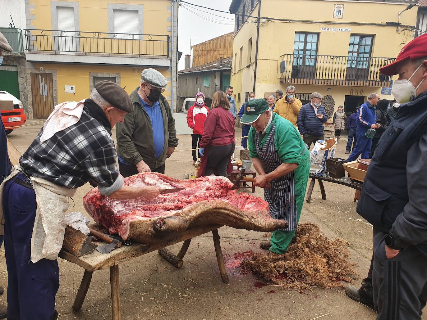 Melindo (izda.) y Zurdo (dcha.) se encargaron del despiece del cerdo. 