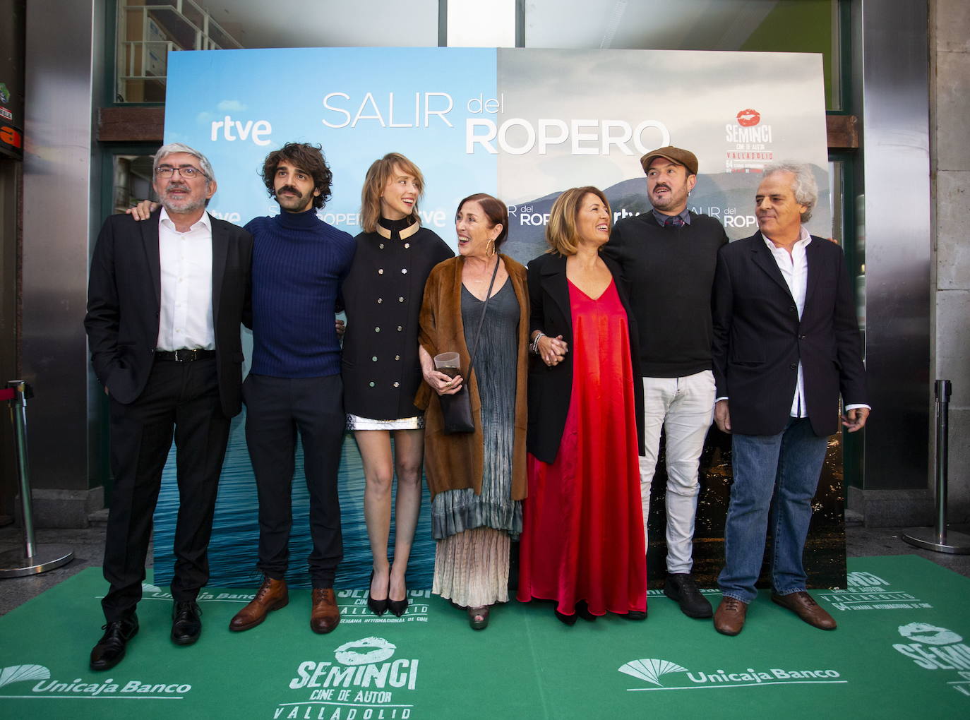 David Verdaguer, Alex O'Doherty e Ingrid García Jonshon, entre otros, junto a Verónica Forqué en la presentación de 'Salir del ropero' en la Seminci en 2019.