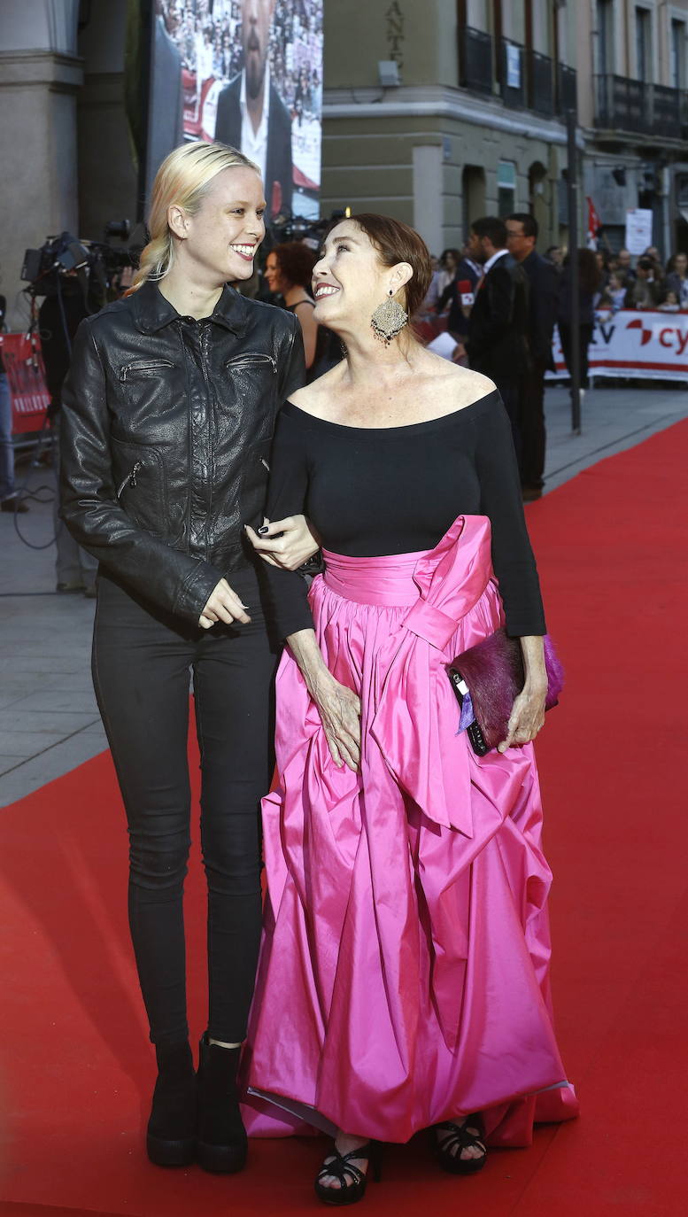 Verónica Forqué, con un vestido de la diseñadora Noelia Moya, posa con su hija María Forqué en la alfombra roja de la gala de inauguración de la 59 Seminci en el Teatro Calderón.