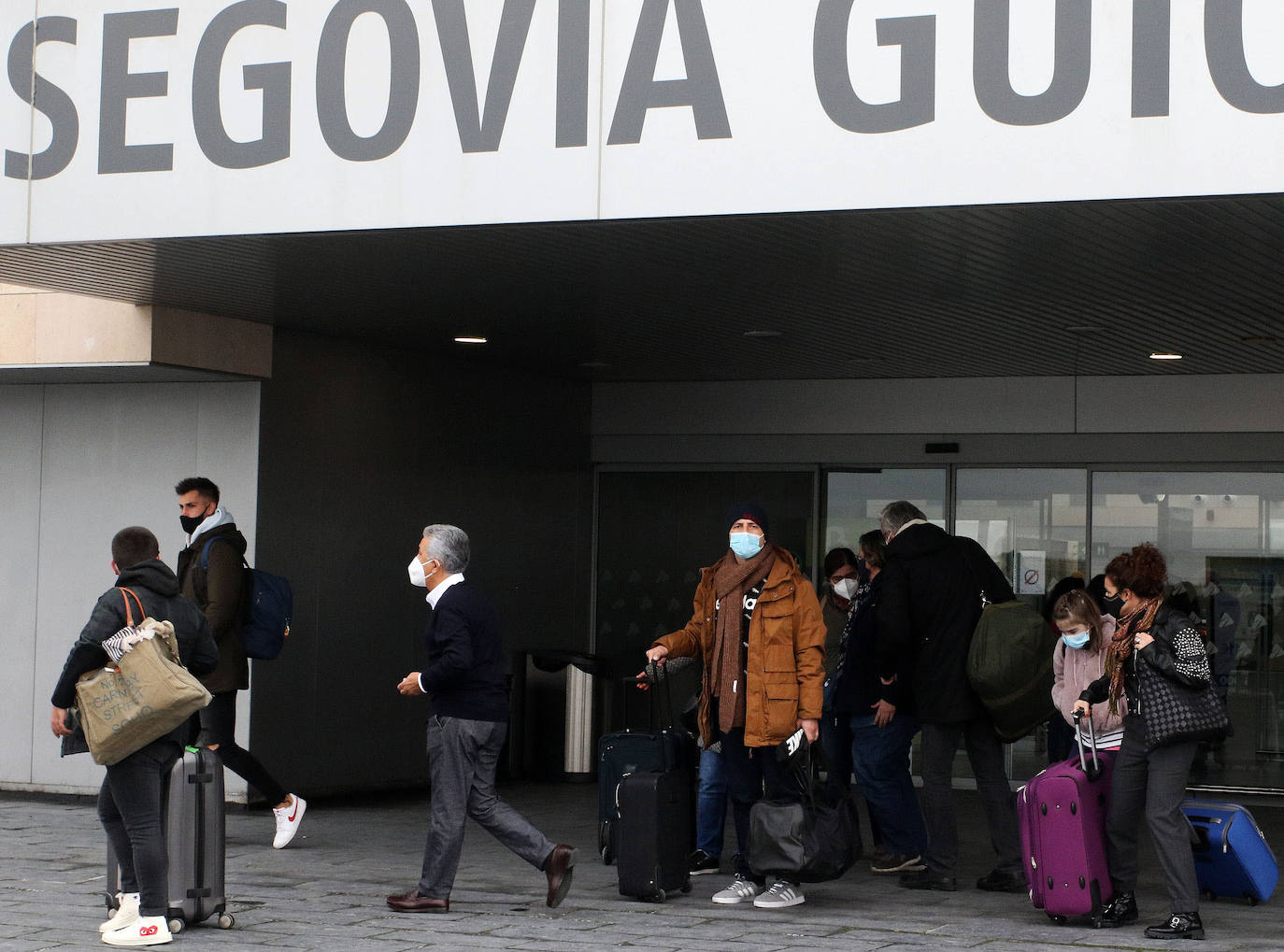 Viajeros salen de la estación de Segovia-Guiomar.