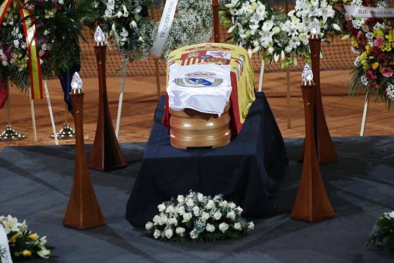 La bandera del Real Madrid tampoco podía faltar en la capilla ardiente de Santana.