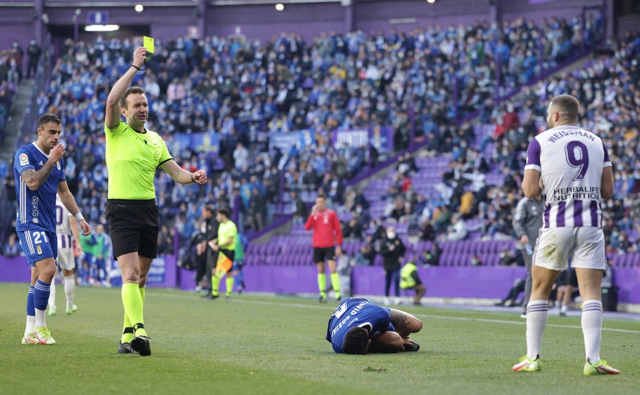 El colegiado cántabro López Toca muestra la tarjeta amarilla a Weissman tras una entrada en la que el israelí no llegó a tocar al rival. 