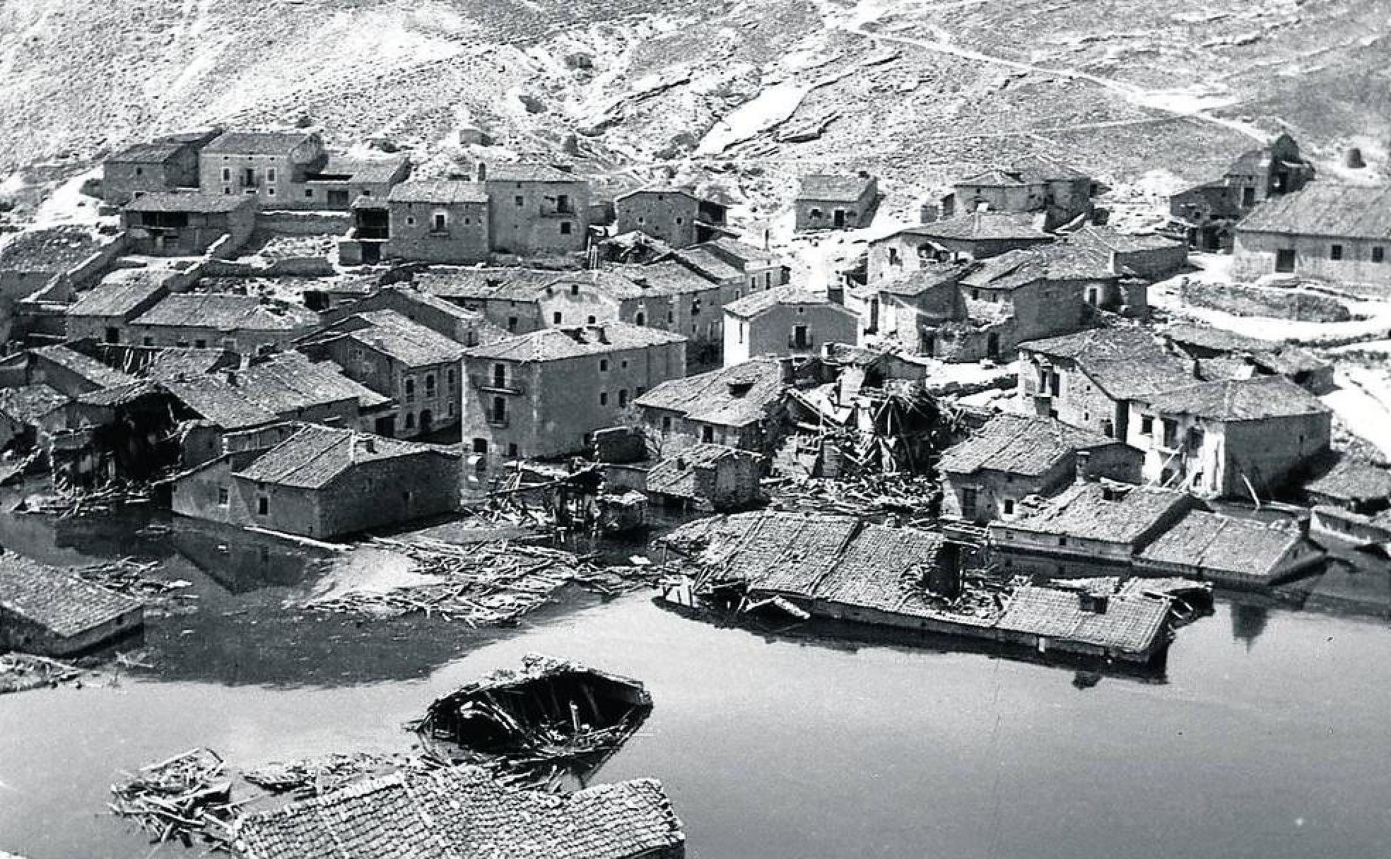 En 1958, construido ya el embalse, la bajada del nivel del agua dejó ver el caserío en el fondo del pantano. 