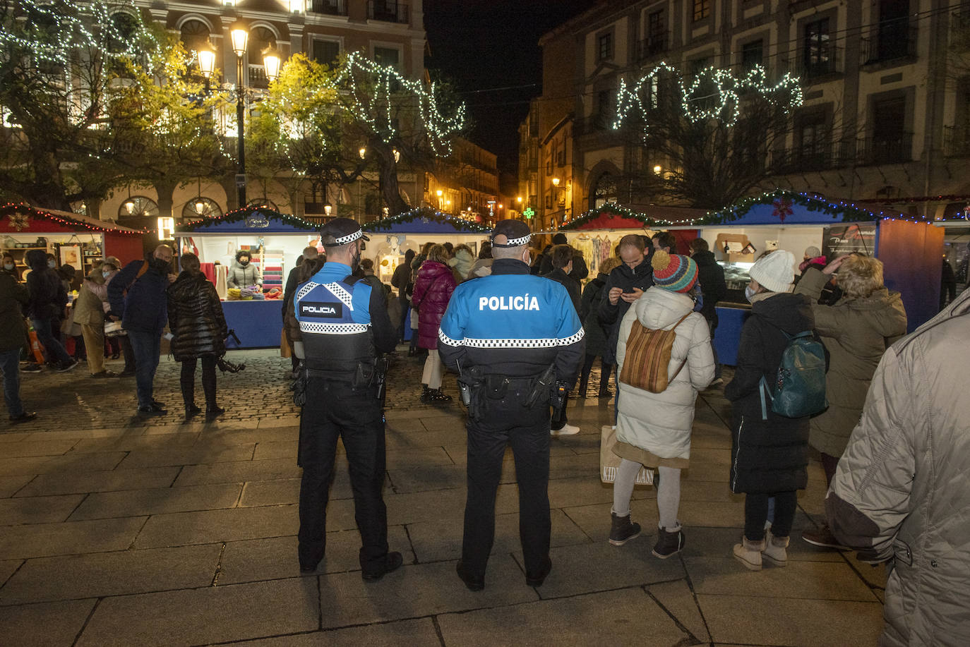Policía Local vigila el desarrollo del mercadillo navideño de la Plaza Mayor de Segovia.