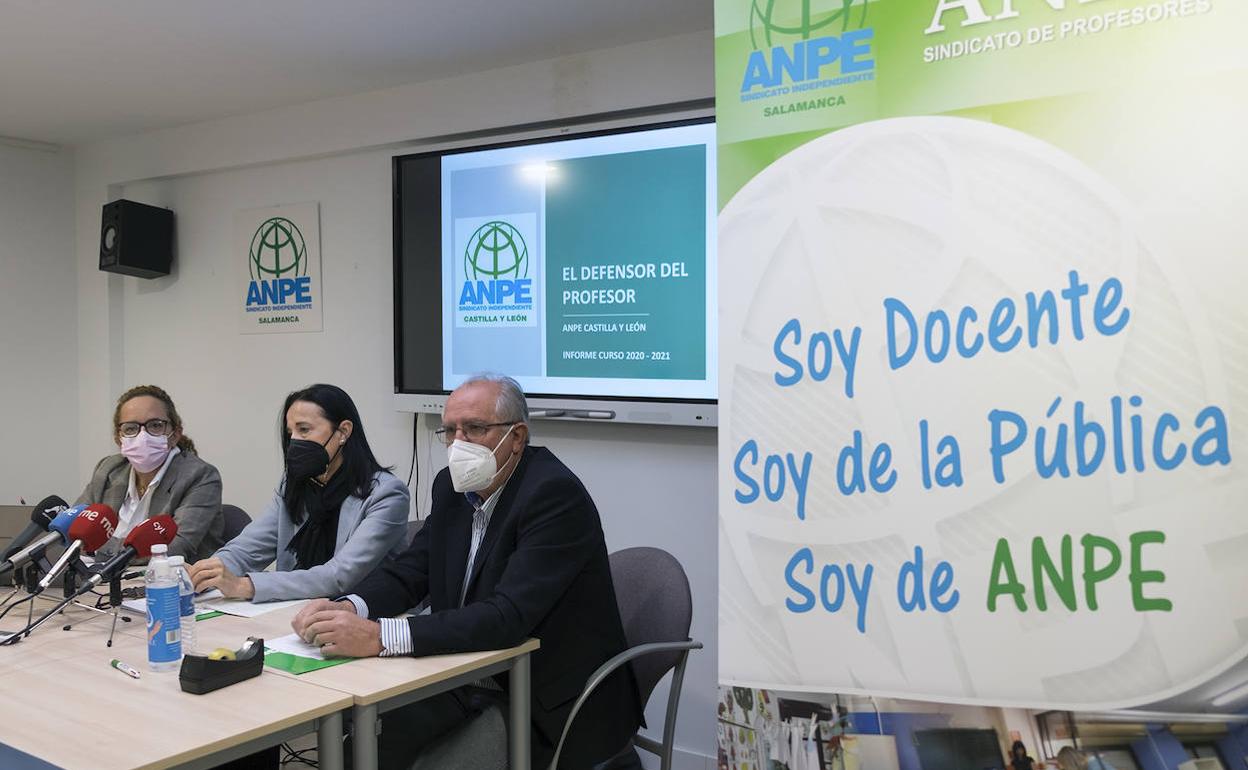 La presidenta de ANPE Castilla y León, Pilar Gredilla Fontaneda (en el centro); el vicepresidente y presidnete provincial, Nicolás Ávila Villanueva, y la defensora del profesor, María José Martín Vicente. 