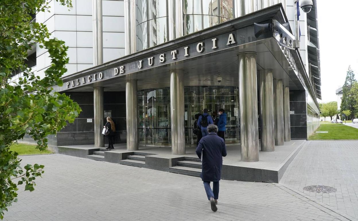 Acceso principal al Palacio de Justicia de Vitoria, donde se celebra la vista oral por esta causa.