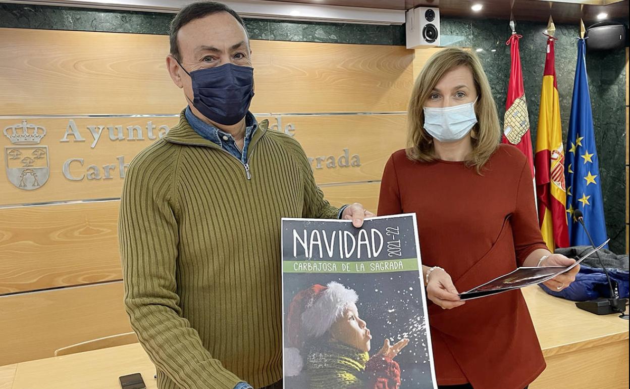 El alcalde muestra el carte de la programación navideña