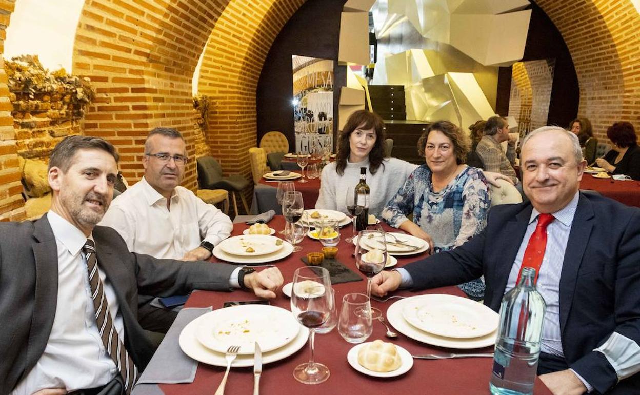 Un grupo se reune para comer en Los fogones de Jota. 