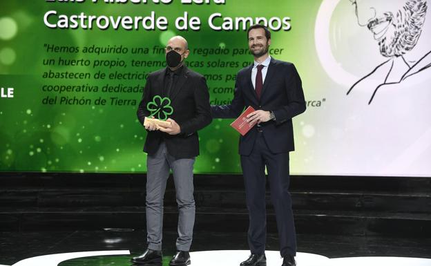 Luis Alberto Lera recibe el galardón de cocina sostenible en Valencia. 