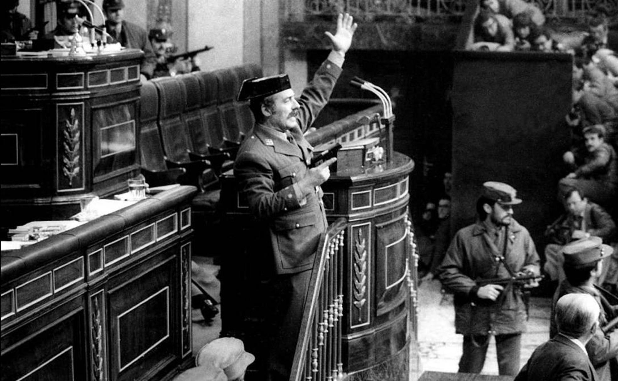 Histórica imagen del teniente coronel Antonio Tejero secuestrando el Congreso de los Diputados el 23 de febrero de 1981.