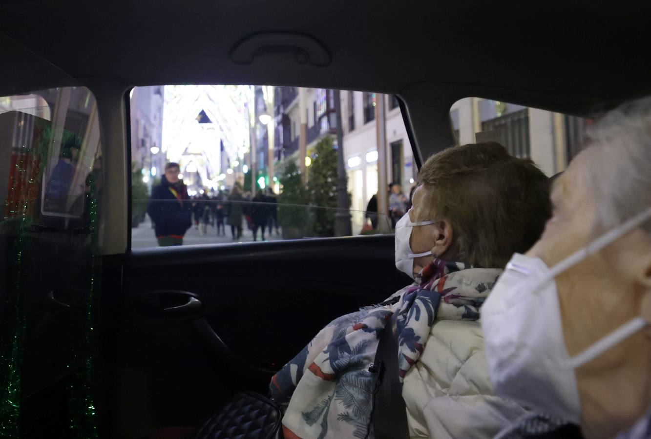 Fotos: Una cabalgata de taxistas acompaña a ancianos de Valladolid a ver las luces de Navidad