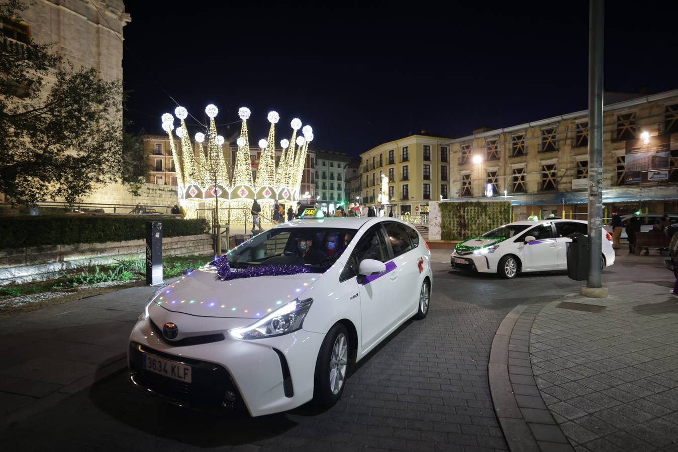 Fotos: Una cabalgata de taxistas acompaña a ancianos de Valladolid a ver las luces de Navidad