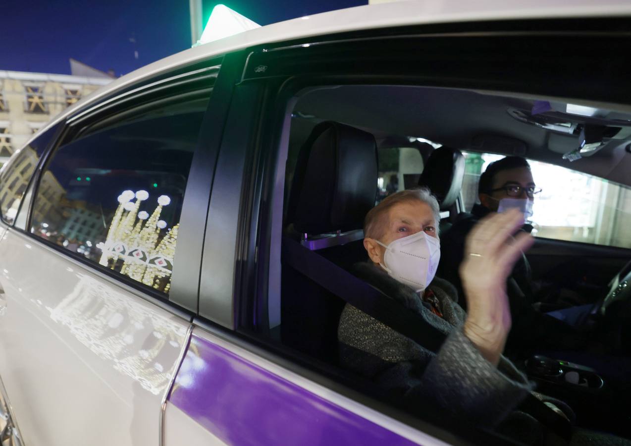 Fotos: Una cabalgata de taxistas acompaña a ancianos de Valladolid a ver las luces de Navidad