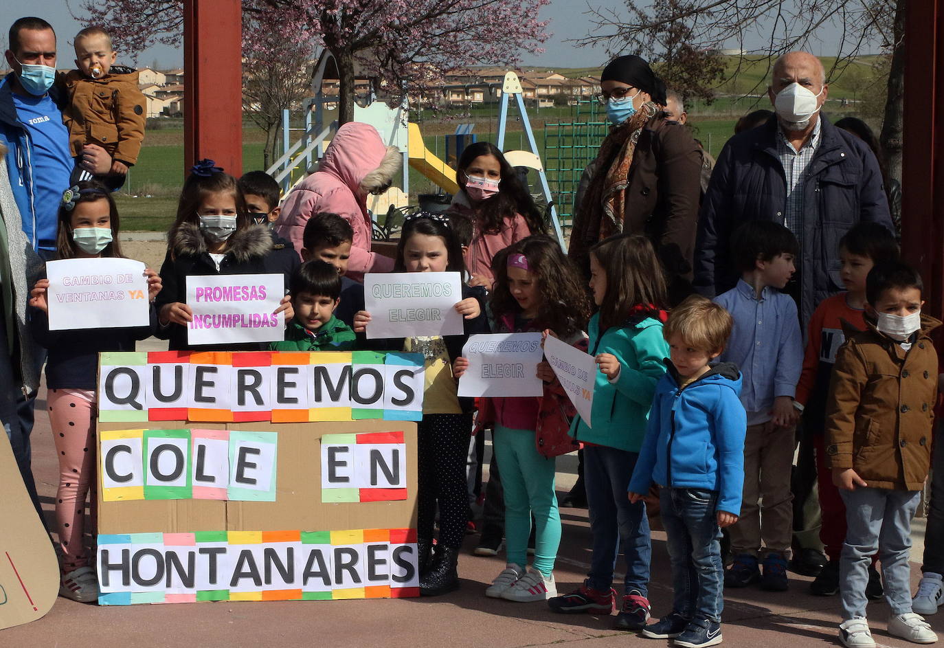 Protesta de las familias de Hontanares de Eresma por la situación del colegio de la localidad.