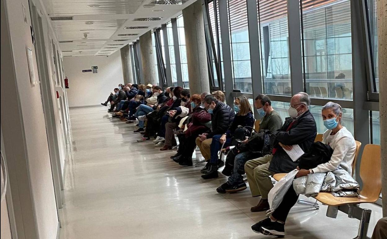 Pacientes en la zona de espera para consulta en Urología del Río Hortega. 