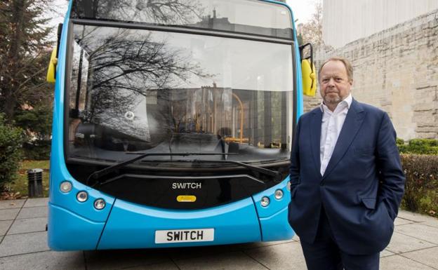 Andy Palmer, junto a un autobús fabricado por Switch en el Reino Unido, aparcado esta mañana junto al Patio Herreriano.