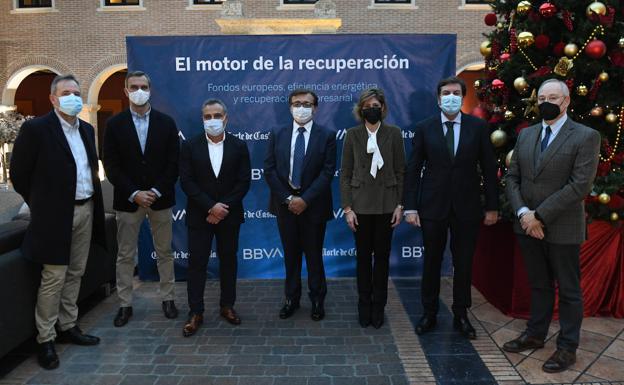 Ángel Ortiz (director de El Norte de Castilla), Esteban Sánchez (Cuatro Mil Cepas), Felip Barceló (Ateinsa), Julián Cubero (BBVA Research), Marta Alonso (BBVA), el consejero Carlos Fernández Carriedo y Roberto Getino (EREN) minutos antes de comenzar la jornada.