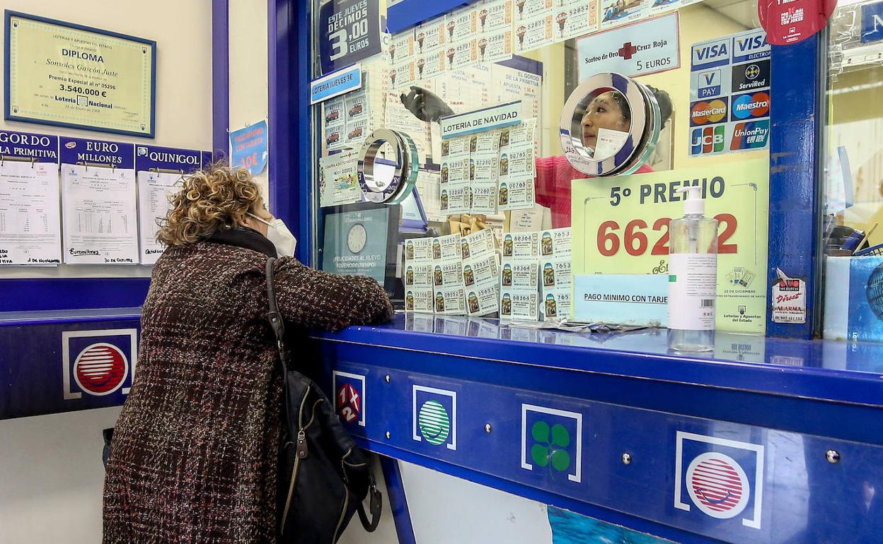 Una mujer compra un décimo de lotería en 2020. 