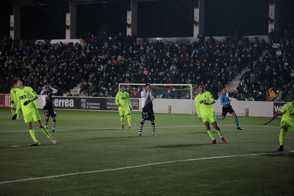 Un cruel final con gol en propia puerta apea de la Copa a un gran Unionistas ante el Elche de Primera (0-1)