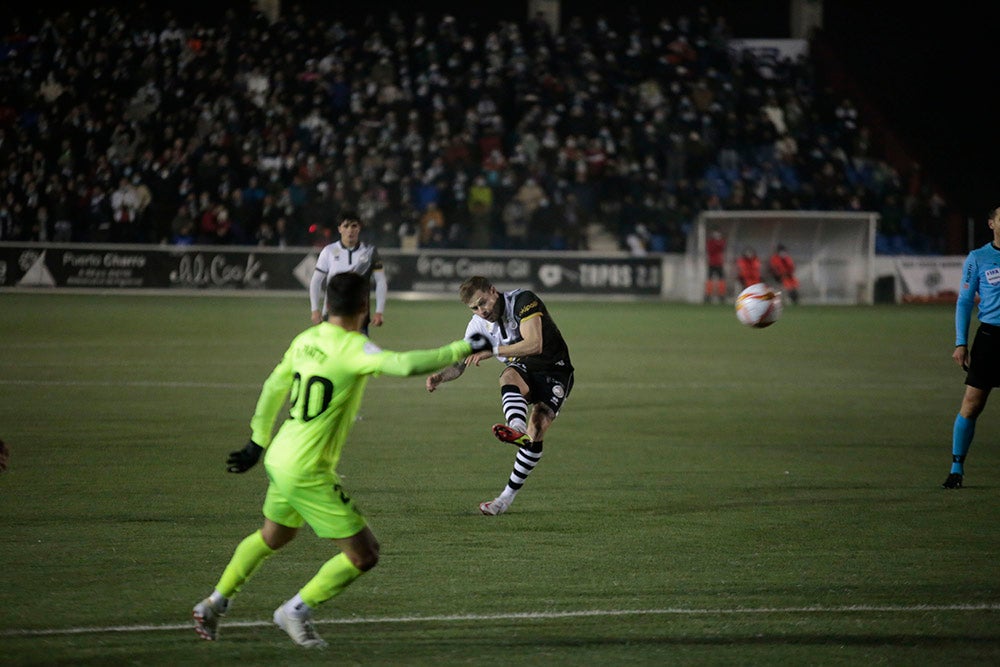 Un cruel final con gol en propia puerta apea de la Copa a un gran Unionistas ante el Elche de Primera (0-1)