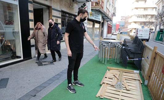 Un hostelero muestra los daños.