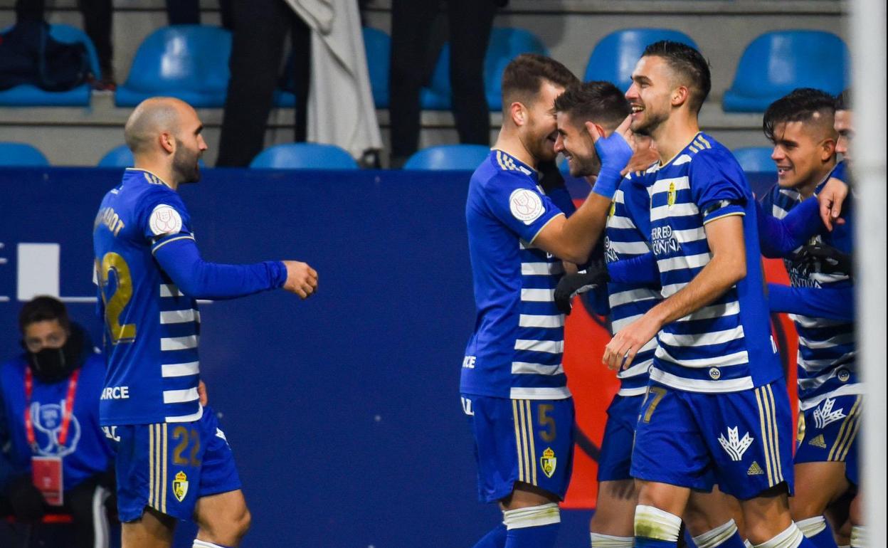 Los jugadores de la Ponferradina celebran uno de los goles. 