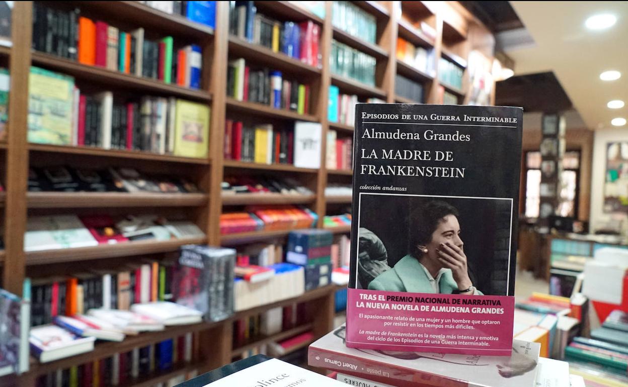 El último libro de Almudena Grandes, expuesto en la librería Sandoval de Valladolid, tras su fallecimiento.