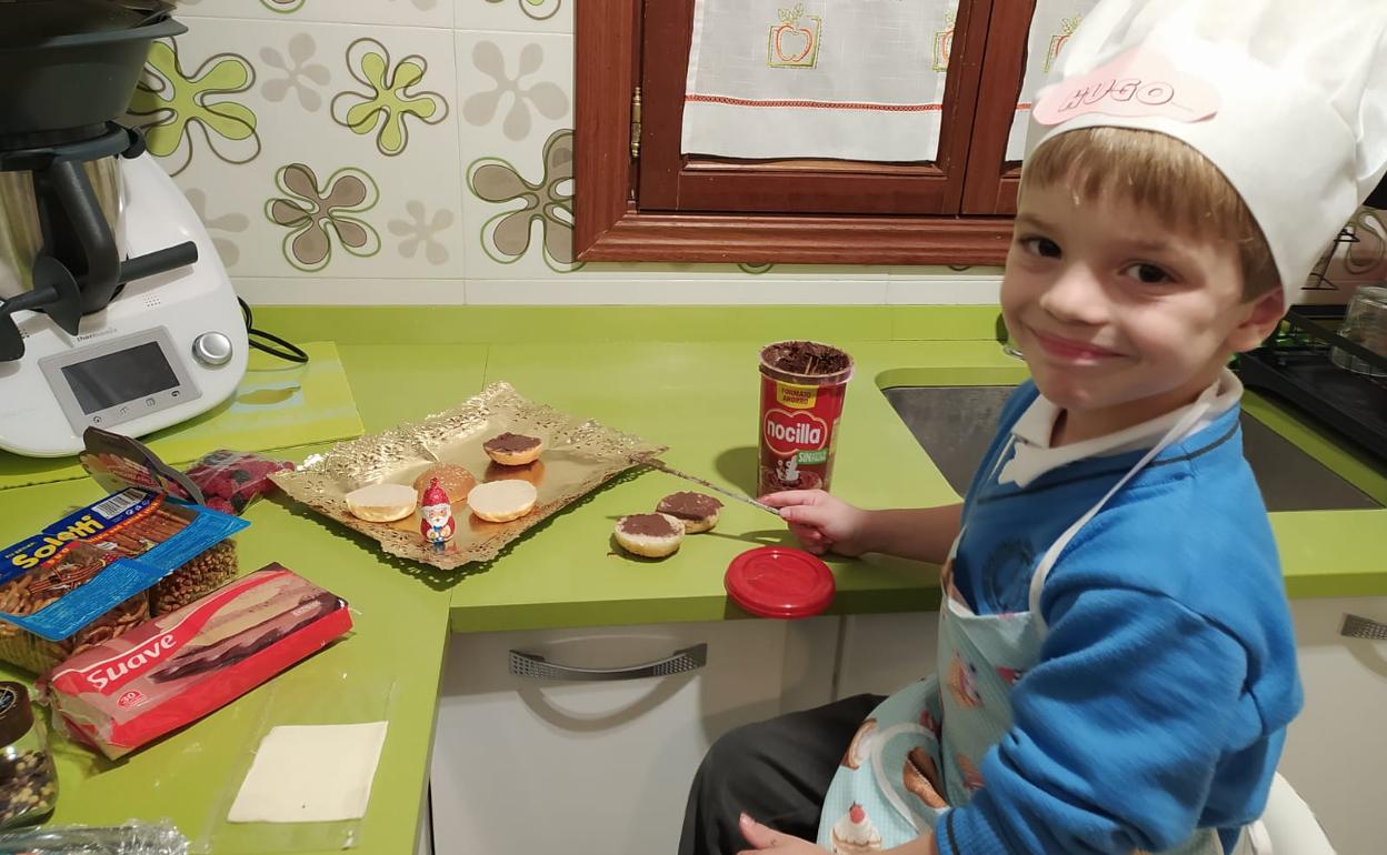 Hugo Rincón elaborando sus bollitos en forma de reno