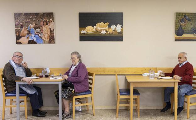 Roberto Villar y Francisca Calvo comparten mesa en el comedor, ientras que Francisco Hernández guarda el sitio de su esposa Teresa Rico. fallecida. 