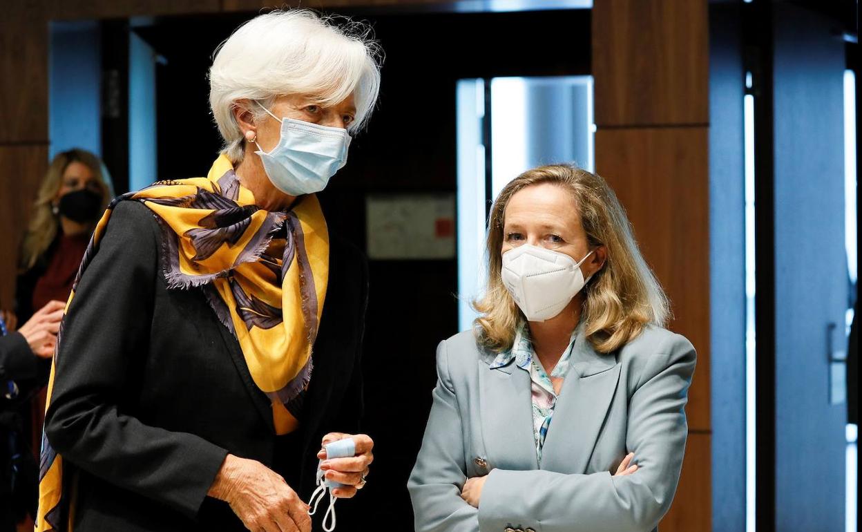 La presidenta del BCE, Christine Lagarde, y la ministra de Economía de España, Nadia Calviño. 