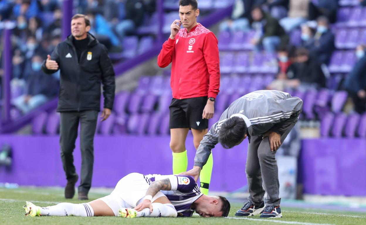 Pacheta atiende a un Sergio León dolido tras un golpe ante el Oviedo. 