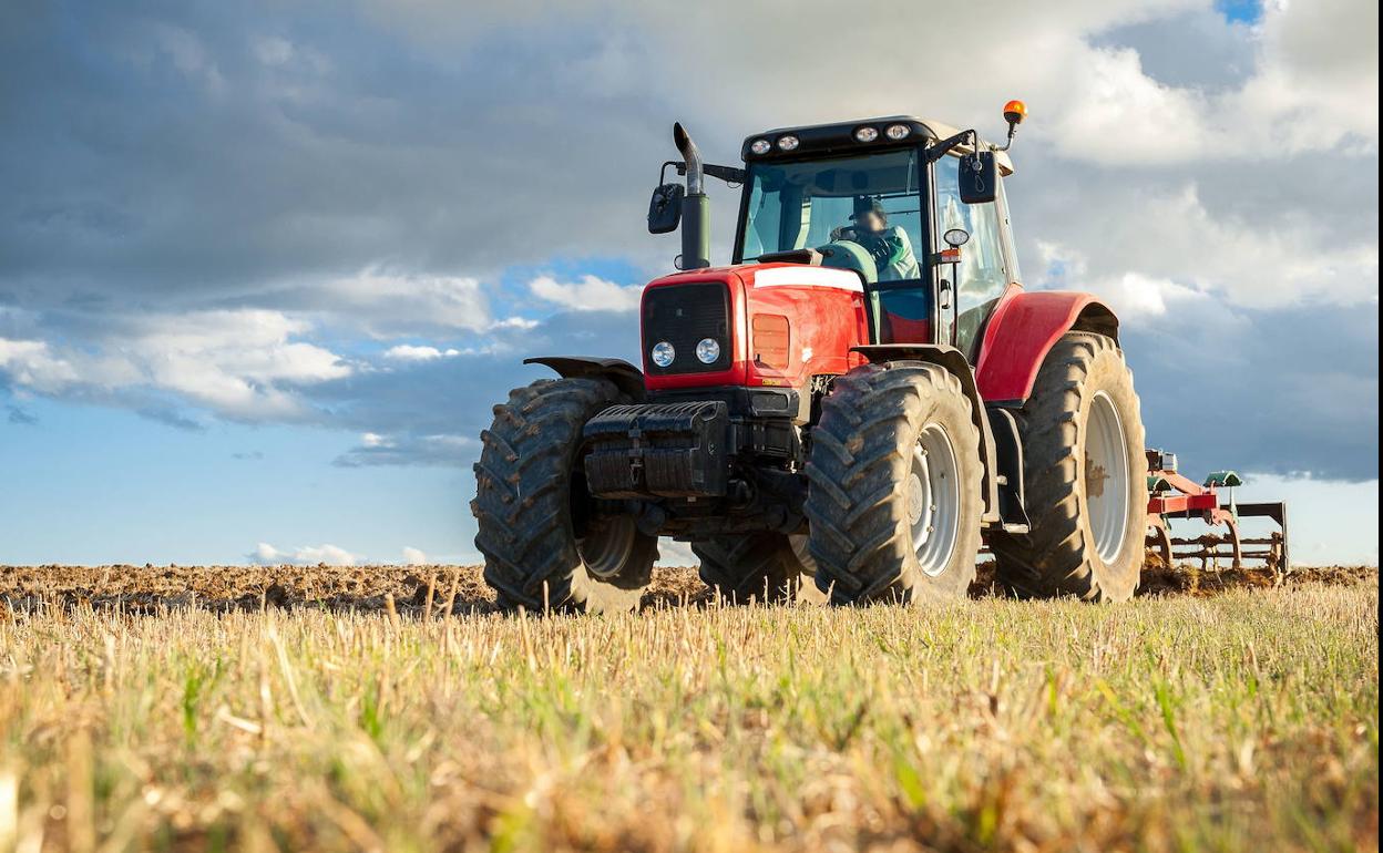 Un tractor trabaja en un campo de Ávila.