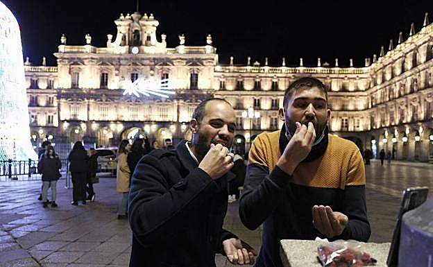 Dos universitarios, ayer, en Salamaca.