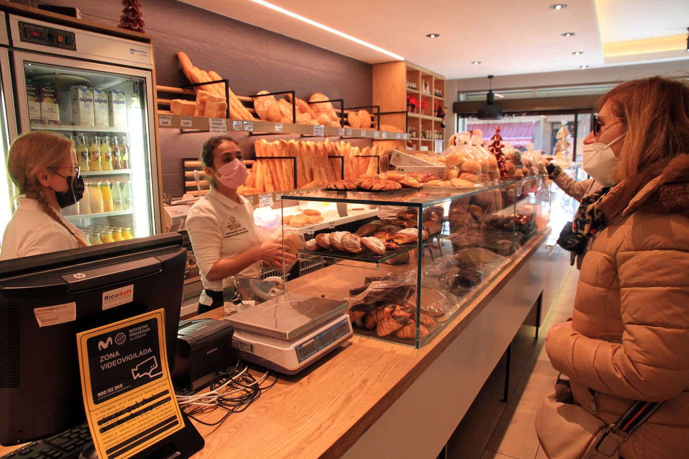 Los comercios con máquinas que requieren un alto gasto energético, como las panaderias, son de los más afectados por la subida del precio de la luz.