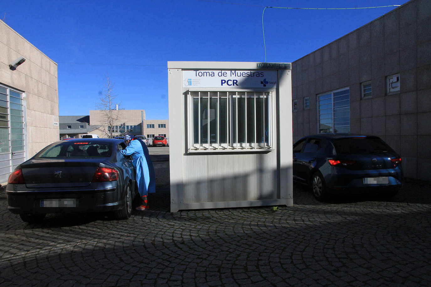 Toma de muestras para pruebas PCR en el Hospital General de Segovia.